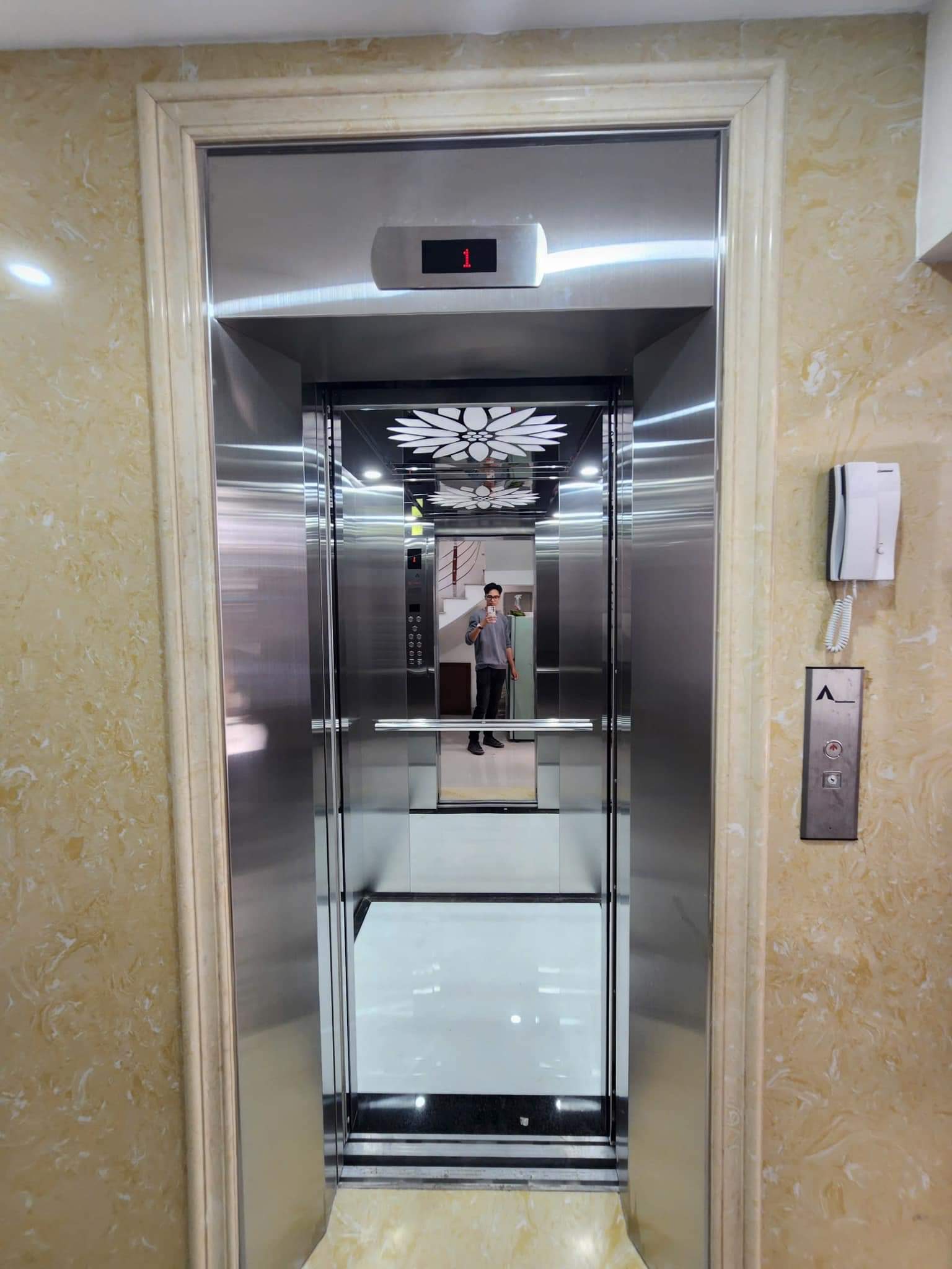 Cho thuê Nhà căn góc, mới, thang máy, 112m2_ 4T; vỉa hè, Đội Cấn-44 Tr