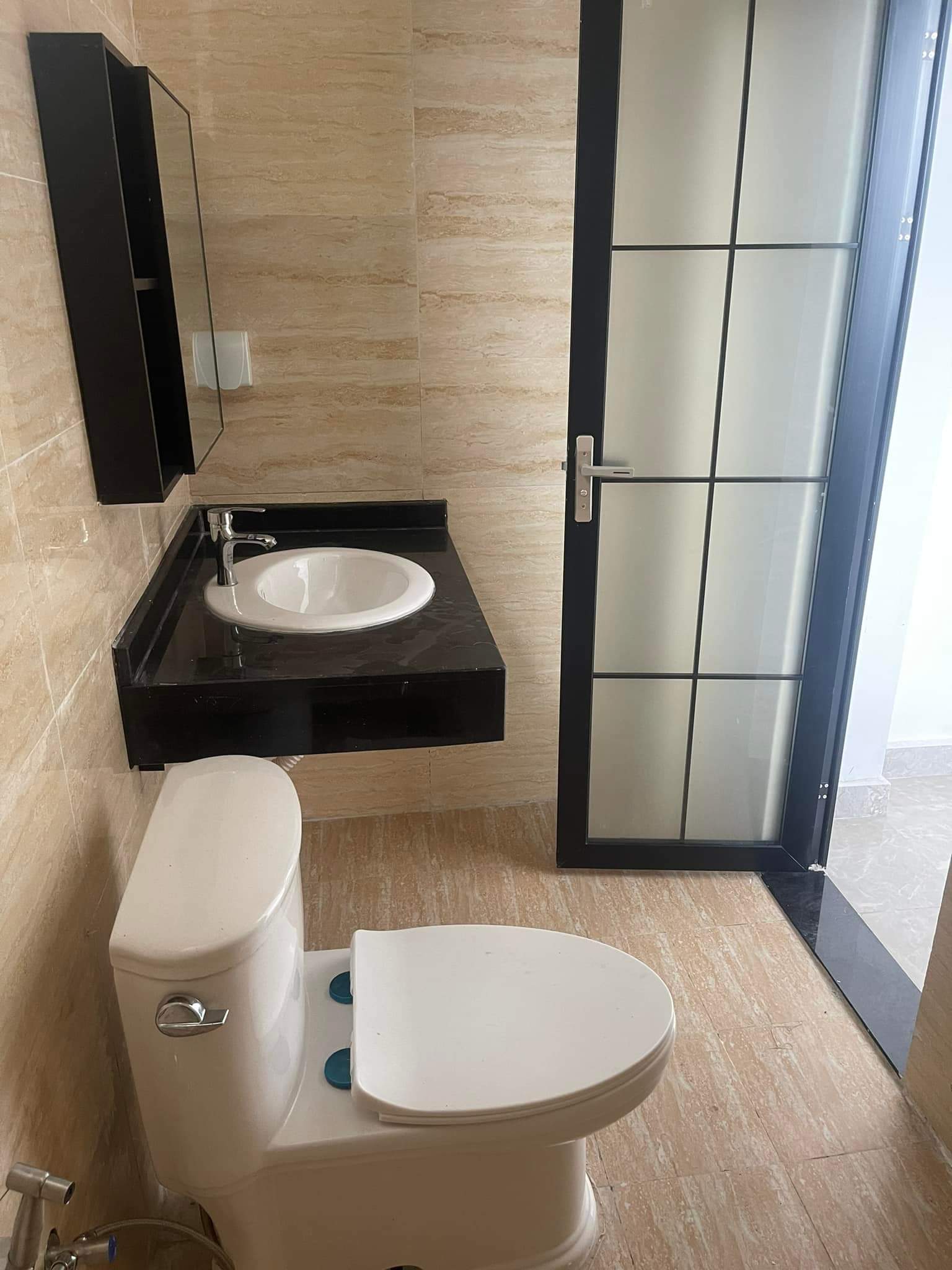 Tôi cho thuê nhà mới, hai cửa đi, Hoàng Văn Thái, 98m2x 5T vỉa hè 30 Tr