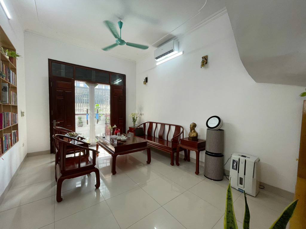 Tam hưng thanh oai 240m nở hậu  trên đất có sẵn nhà ,chỉ nhỉnh 15 tỷ 
cách 200m có dự án khu công nghiệp Telin kim bài,cách 600m có trường đại học an ninh,và cạnh đó có dự án khu đô thị vin Ecopark làm và còn các dự án khác,ace ai có nhu cầu mua ở hoặc kinh doanh