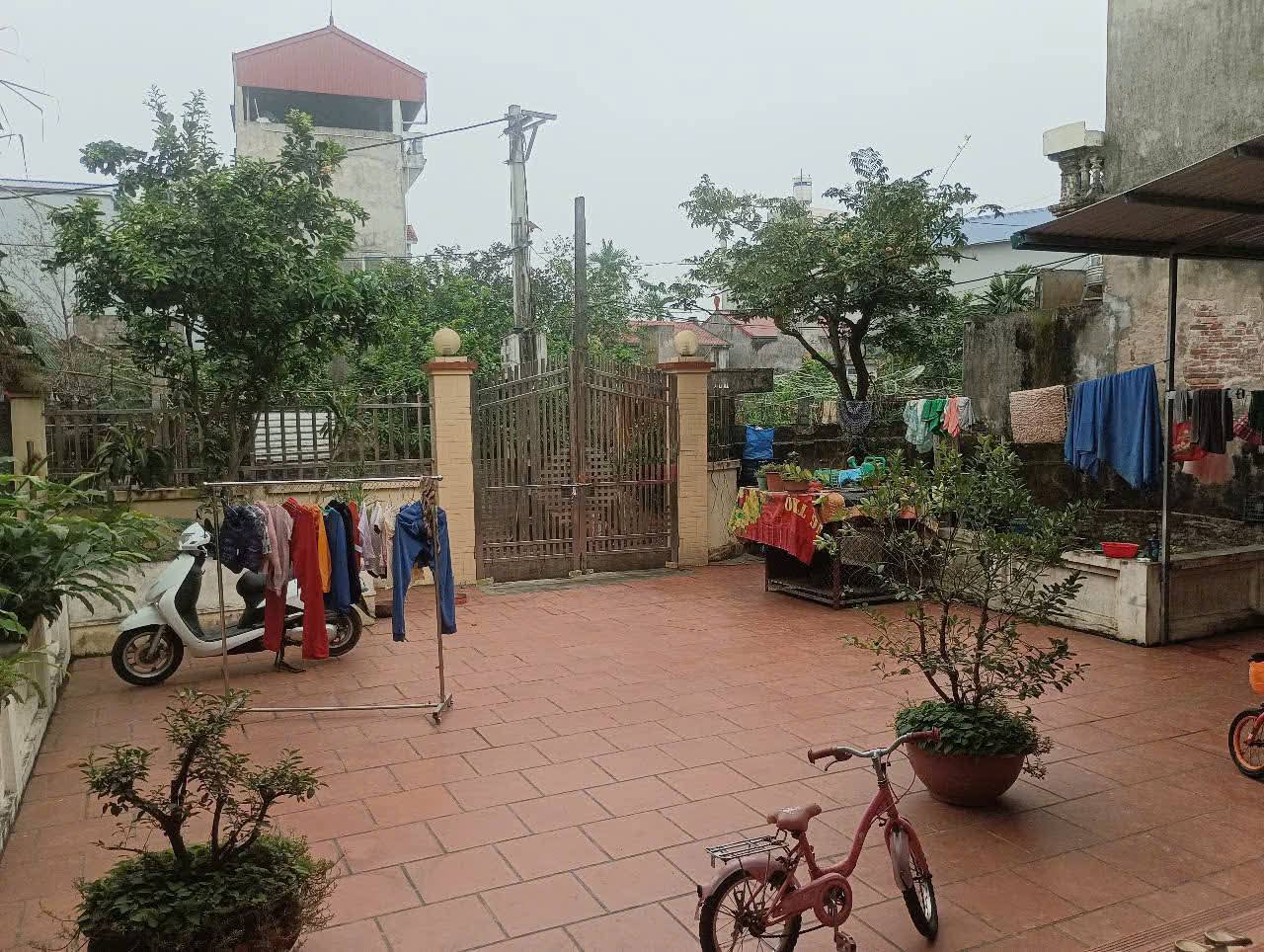Tam hưng thanh oai 240m nở hậu  trên đất có sẵn nhà ,chỉ nhỉnh 15 tỷ 
cách 200m có dự án khu công nghiệp Telin kim bài,cách 600m có trường đại học an ninh,và cạnh đó có dự án khu đô thị vin Ecopark làm và còn các dự án khác,ace ai có nhu cầu mua ở hoặc kinh doanh