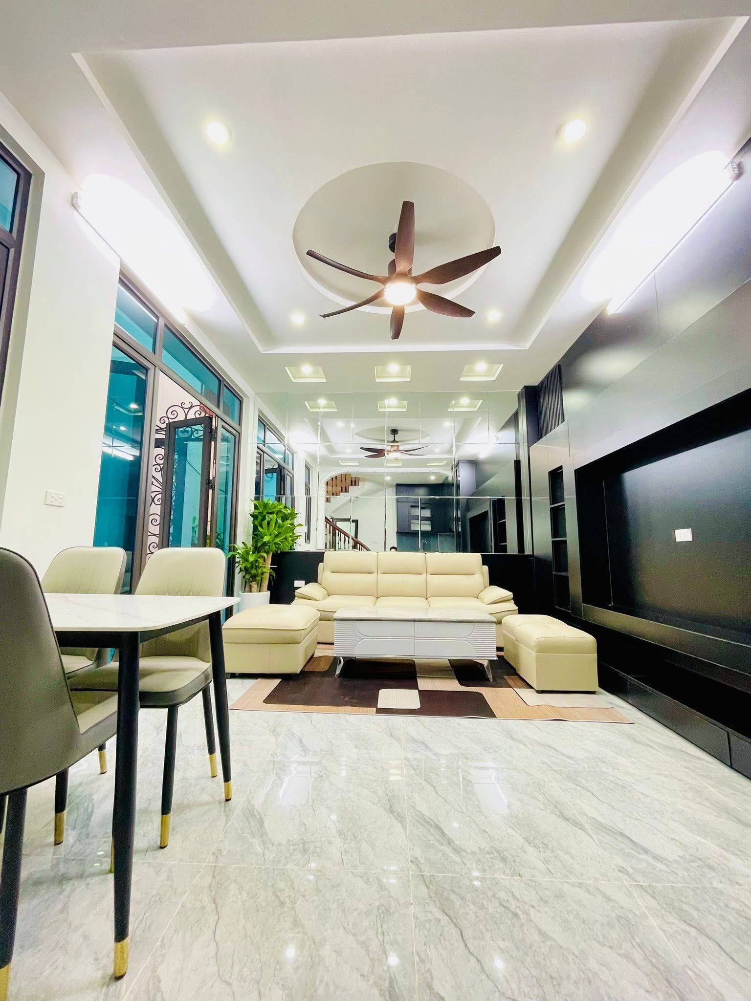 BÁN NHÀ PHẠM VĂN ĐỒNG NHÀ 5 TẦNG ĐẸP 40M², LÔ GÓC, NGÕ THÔNG Ô TÔ, GIÁ CHỈ 9 TỶ