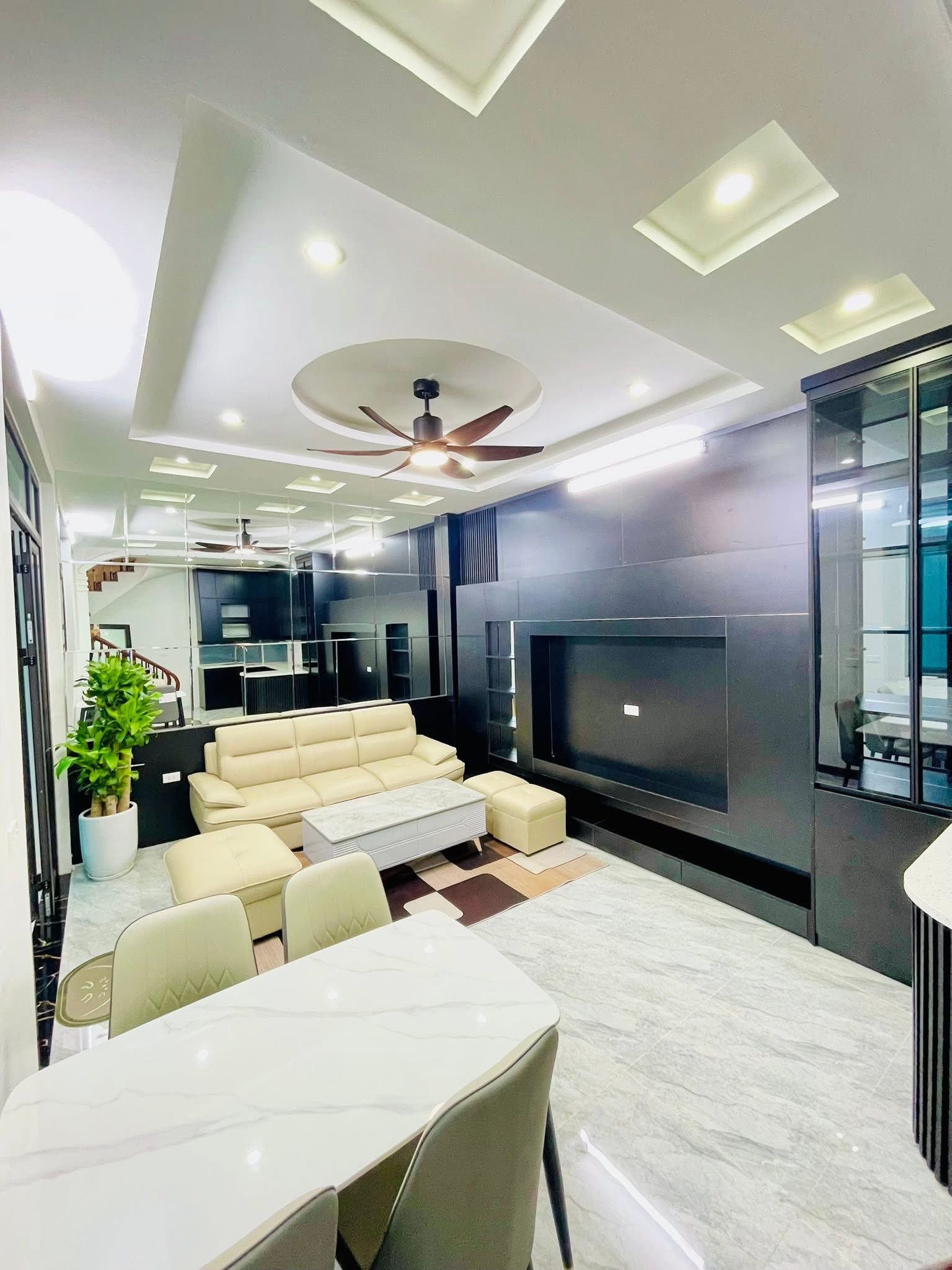 BÁN NHÀ PHẠM VĂN ĐỒNG NHÀ 5 TẦNG ĐẸP 40M², LÔ GÓC, NGÕ THÔNG Ô TÔ, GIÁ CHỈ 9 TỶ