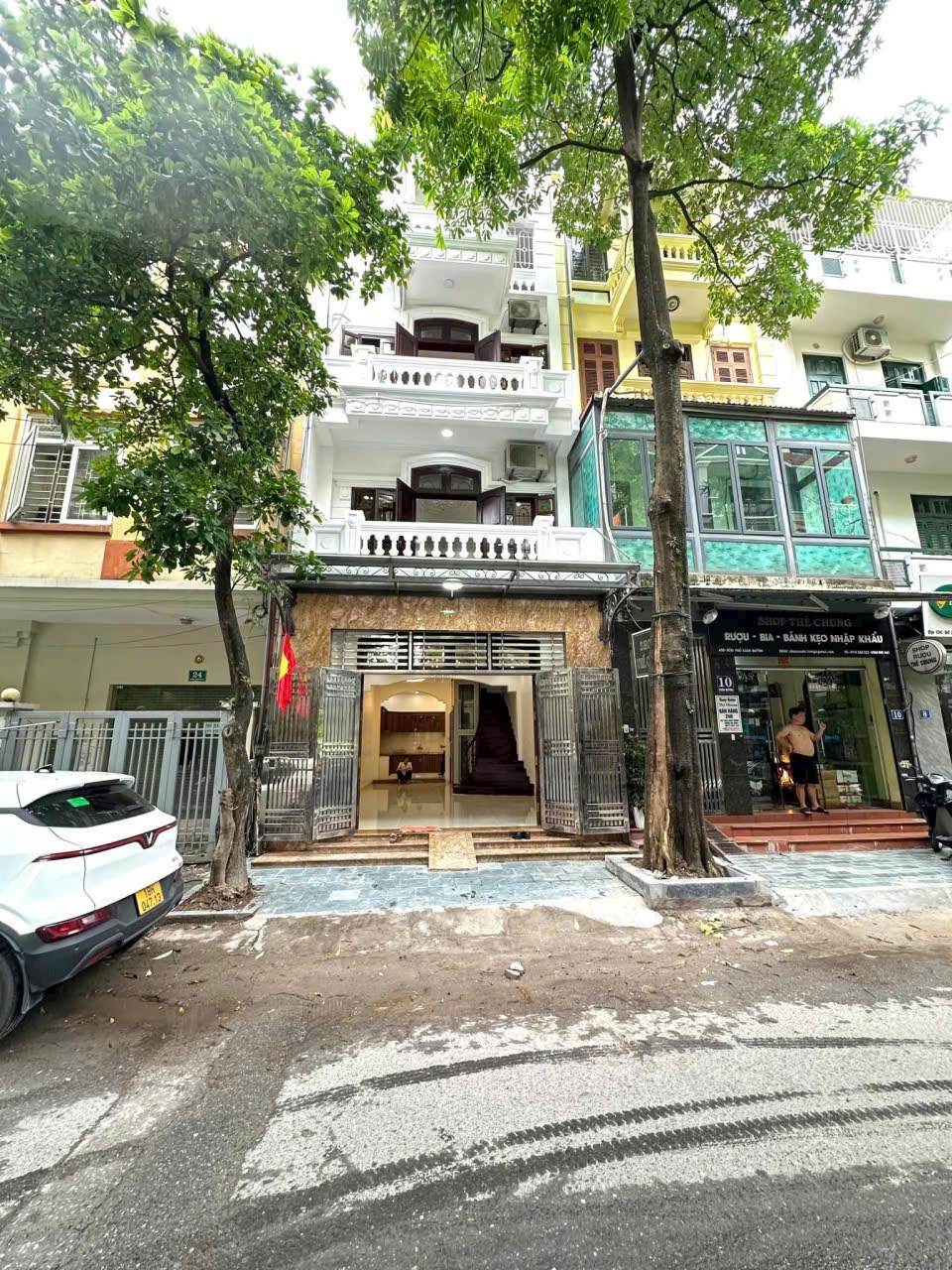 🔥🔥🔥 MẶT PHỐ MẶT PHỐ TRUNG  YÊN _CẦU GIẤY 

 VỚI DIỆN TÍCH 75M NHÀ 5 TẦNG MẶT TIỀN 5M  CHỈ CÓ 37 TỶ.

– VỈA HÈ  KINH DOANH VÔ ĐỐI