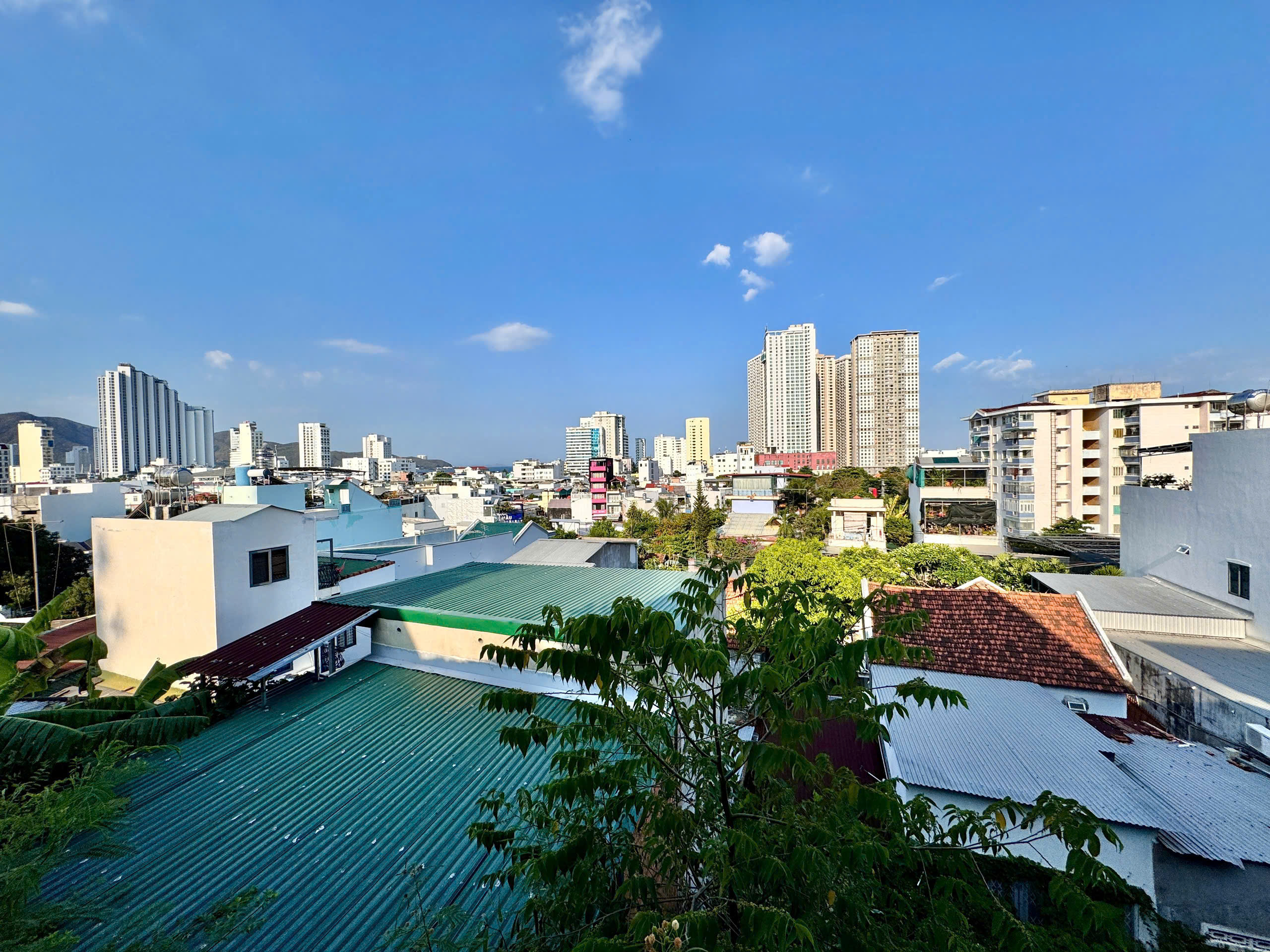 BÁN NHÀ MỚI VIEW TRĂNG VIEW BIỂN ĐÓN GIÓ BIỂN MÁT MẺ MỖI NGÀY.