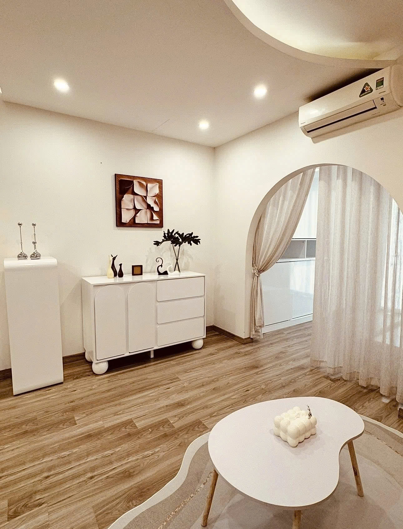 ROYAL CITY , căn 1 PN , ST 55M2 , giá 6,x tỷ , LH : 0584146888 khi quan tâm hãy kết bạn zalo em gửi căn