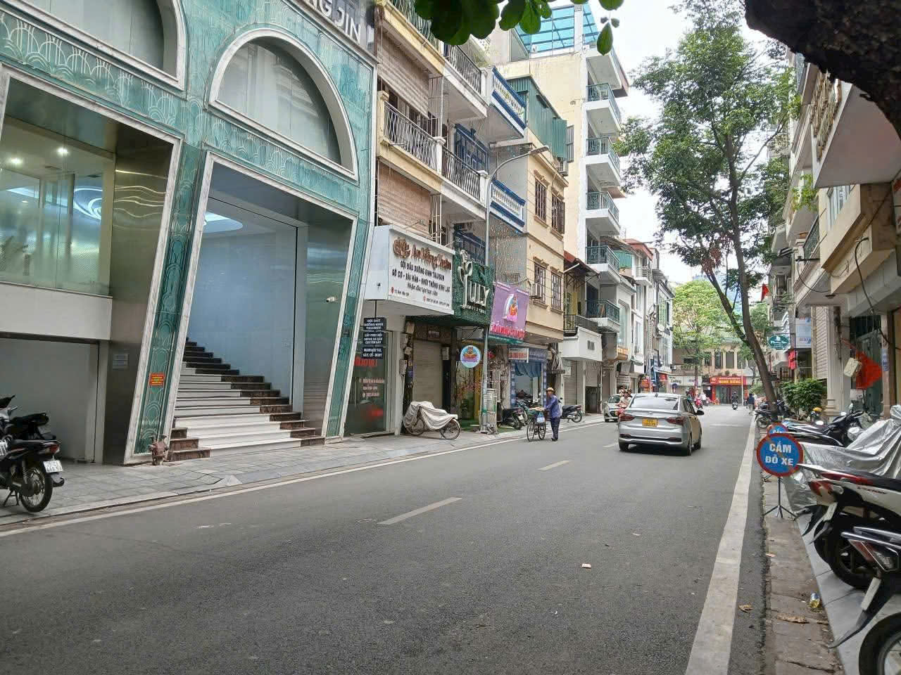 SIÊU PHẨM MAI HẮC ĐẾ SIÊU HIẾM  NHÀ BÁN HÀNG XÓM VINCOM BÀ TRIỆU , PHỐ HUẾ.
QUẬN HAI BÀ TRƯNG MẶT PHỐ VIP HIẾM NHÀ BÁN – BÁN ĐẤT TẶNG NHÀ.