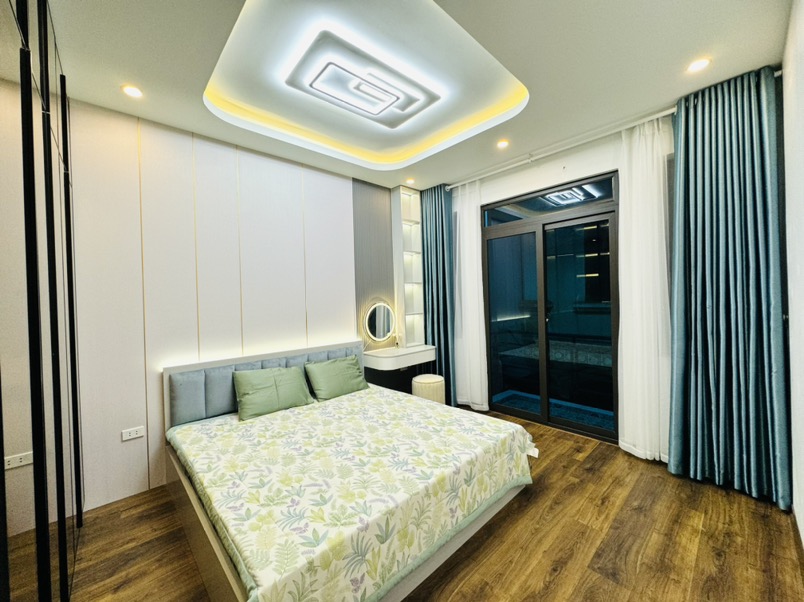 Nhà mới ở luôn phố Định Công Thượng, 6 tầng Thang máy, ô tô, chỉ 8,85 tỷ.