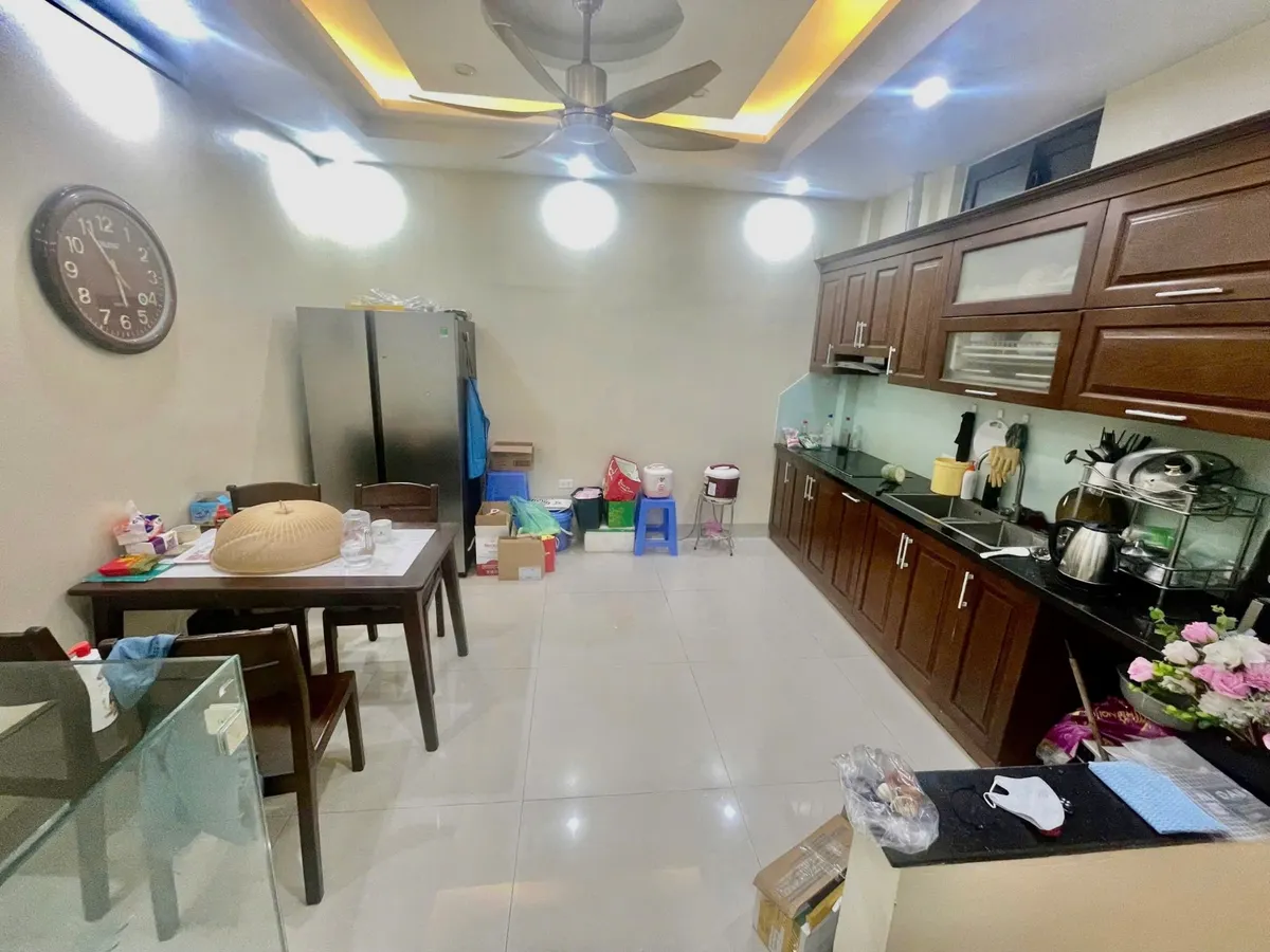 Bán Nhà Đê La Thành Nhỏ 37m2. 6 tầng. mặt tiền 4.2m. giá 10.5 tỷ Đống Đa Hà Nội