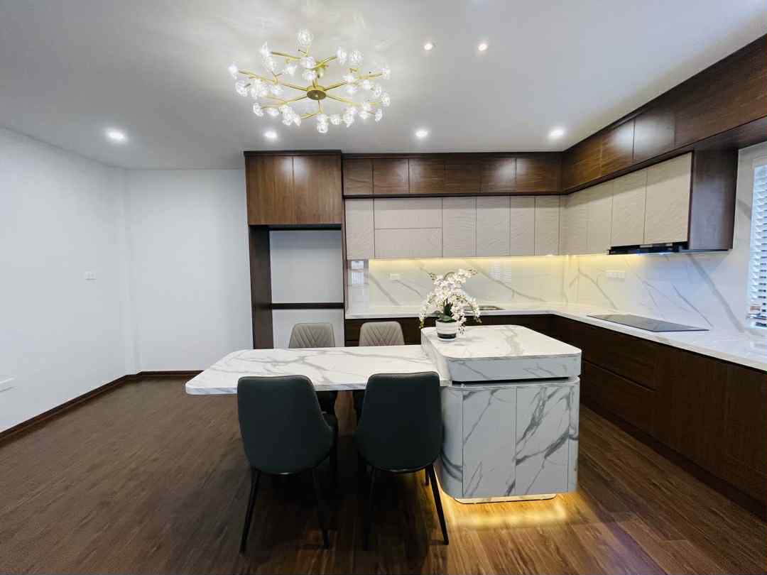 Bán nhà Giải Phóng, Hoàng Mai 80m lô góc, mặt tiền rộng, ô tô vào nhà, thông số vàng cực phẩm, thang máy, full nội thất xịn