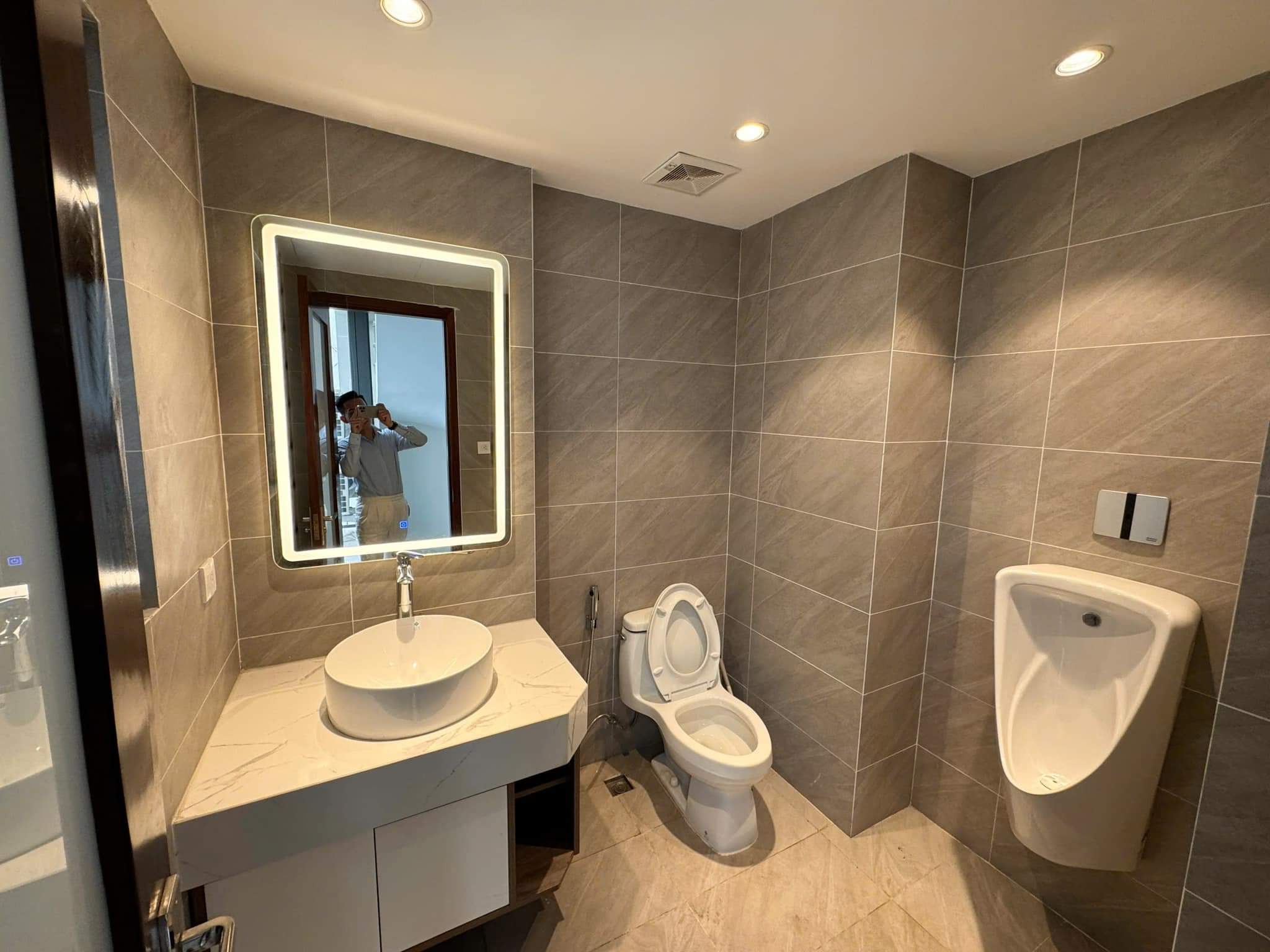 Nhà tôi Cho thuê Nhà căn góc, mới, Thái Thịnh; vỉa hè 108m2* 4T- 30 Tr