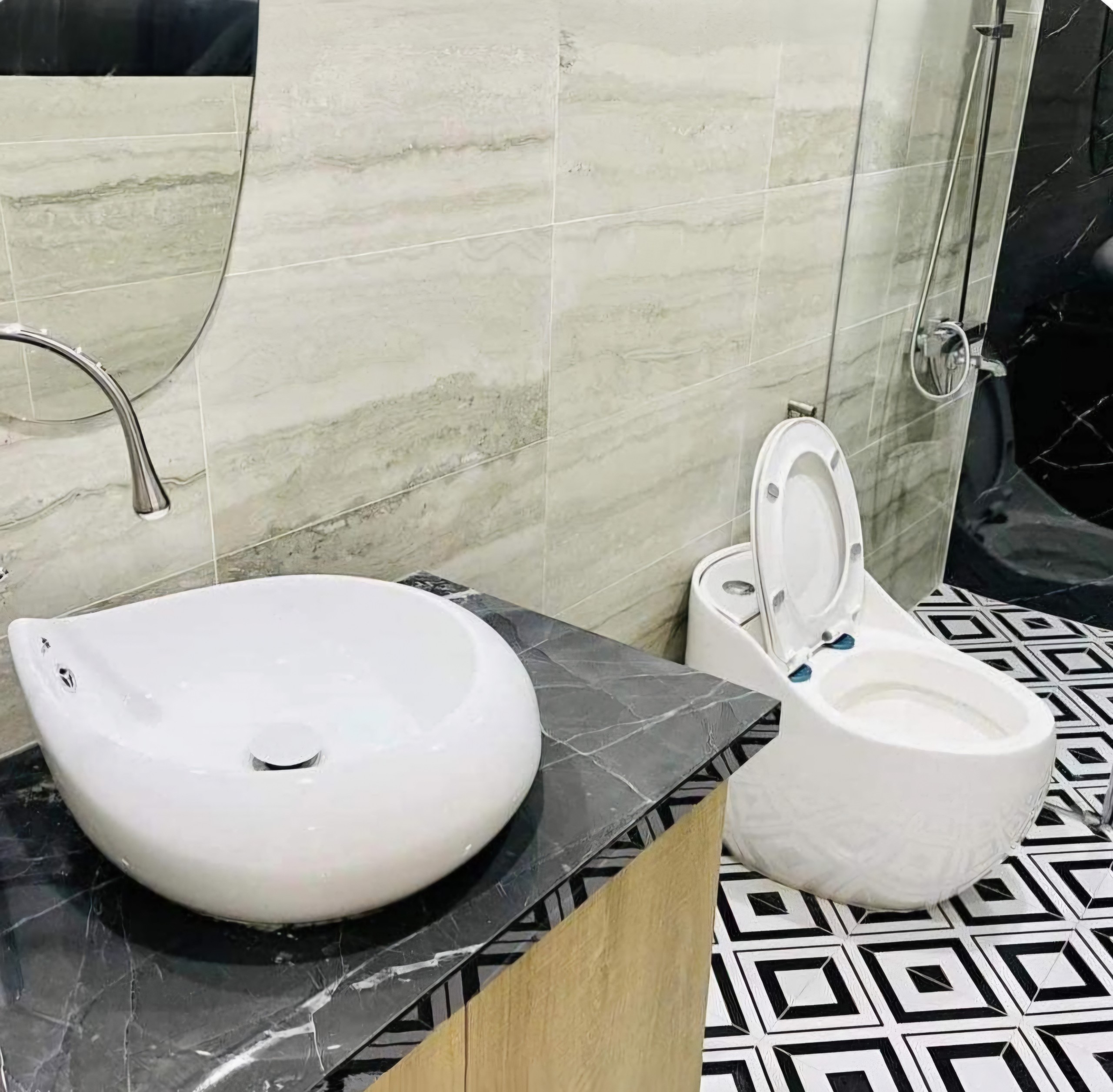 Cho thuê nhà lô góc, mới, Duy Tân, thang máy; vỉa hè 122m2* 5T- 50 Tr