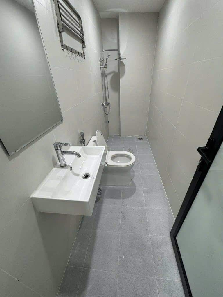 Cho thuê nhà mới , thang máy,vỉa hè, 118m2- 4T, Trần Nhân Tông_45 Tr