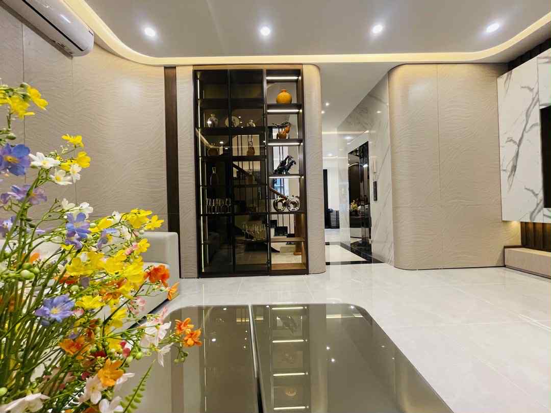 Bán nhà Giải Phóng, Hoàng Mai 80m lô góc, mặt tiền rộng, ô tô vào nhà, thông số vàng cực phẩm, thang máy, full nội thất xịn