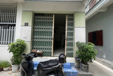 nhà 1 trệt , 1 lầu góc 2 mặt tiền gân chợ , trường , bệnh viện . cách biển 1km . diện tích 28 m2 giá 2 tỷ 100
