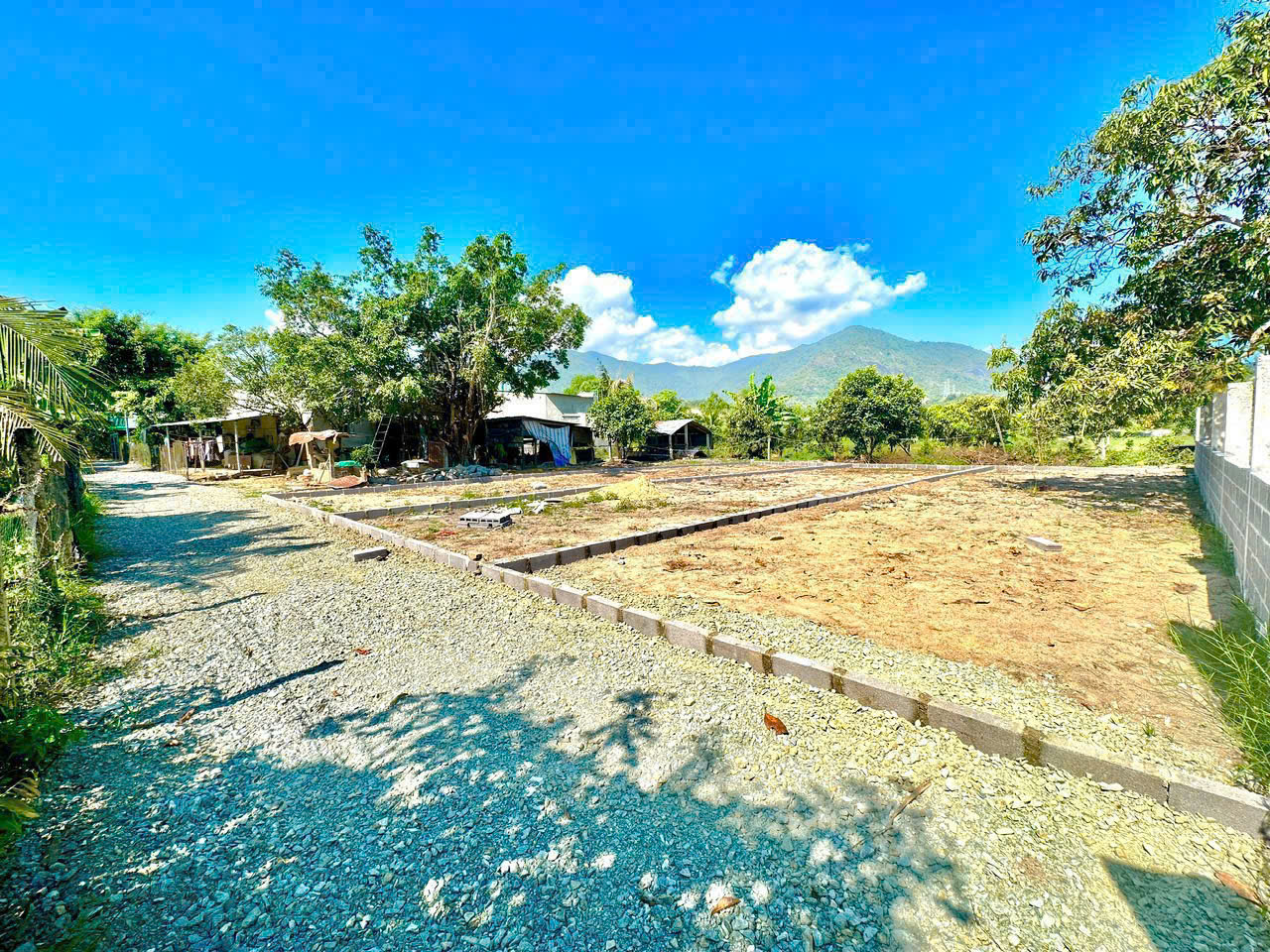 Đất full thổ cư , đường ô tô tận nơi giá rẻ . diện tích 130 m2