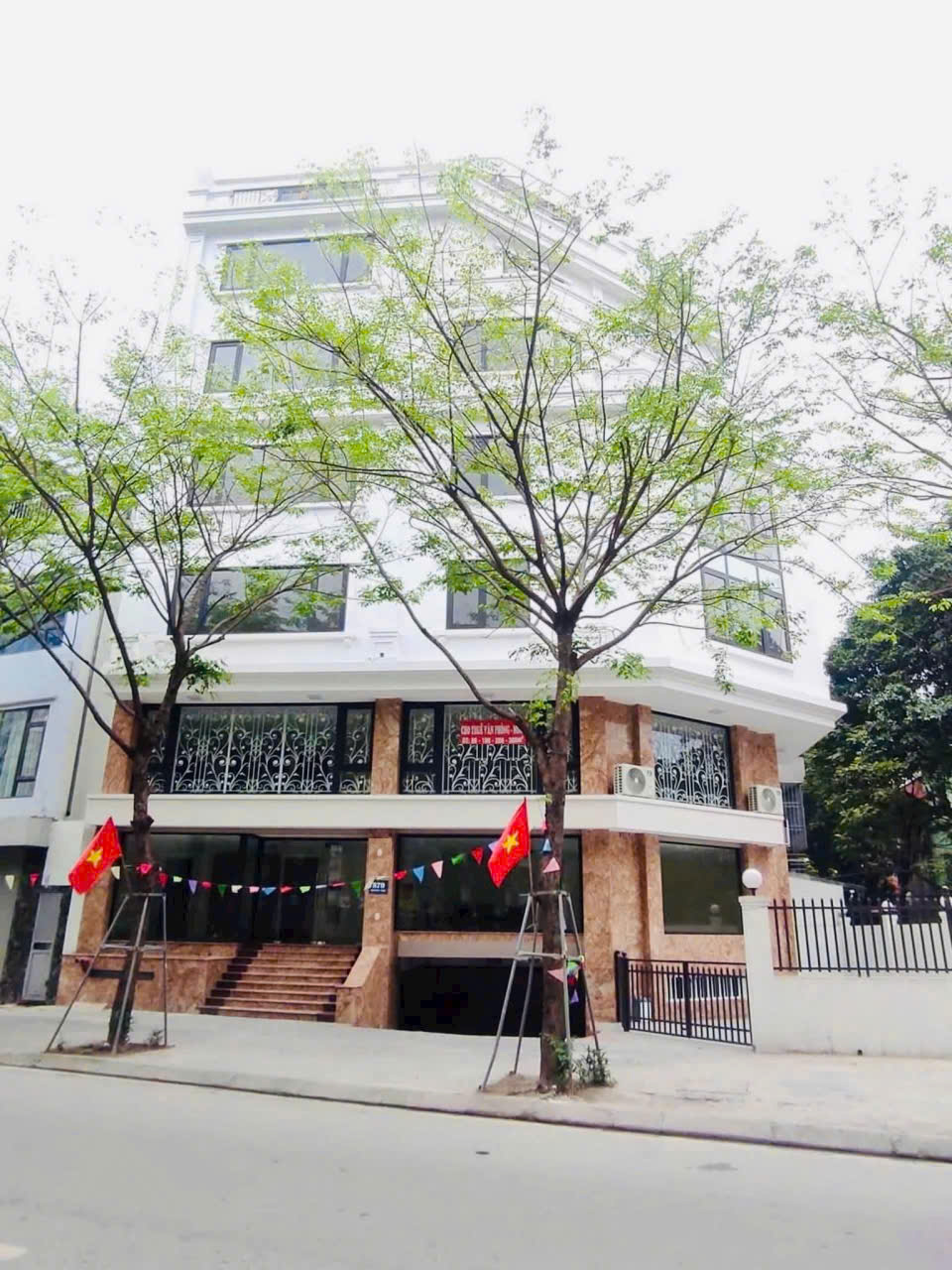 💥TOÀ VĂN PHÒNG  HẠNG A MẶT PHỐ  PHẠM VĂN ĐỒNG – LÔ GÓC, VỈA HÈ Ô TÔ TRÁNH, KINH DOANH – PCCC, HOÀN CÔNG ĐẦY ĐỦ – DÒNG TIỀN CỰC LỚN.