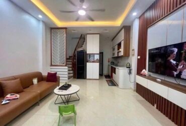 TRUNG KÍNH 31M x5 TẦNG GIÁ 9,1 TỶ,NGÕ THÔNG,NHÀ ĐẸP,FULL NỘI THẤT