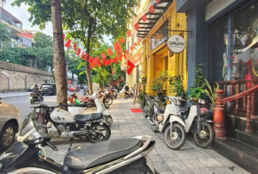 SIÊU MẶT PHỐ PHÙNG HƯNG  MẶT TIỀN CỰC RỘNG .
SỔ VUÔNG ĐÉT TRƯỚC SAU .
– KINH DOANH  SIÊU ĐỈNH– GẦN HỒ GƯƠM. VỈA HÈ ĐỂ XE THOẢI MÁI. HIẾM NHÀ BÁN, ACE CHIẾN MẠNH.