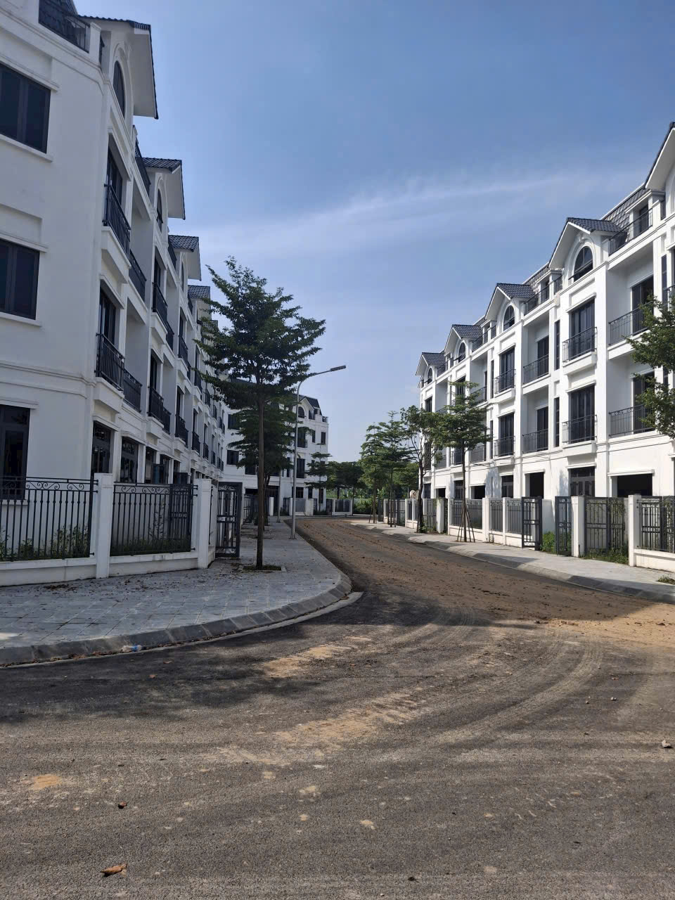 BIỆT THỰ 3 MẶT THOÁNG – SỔ ĐỎ 144M. MT 10M. 4 TẦNG TRƯỚC NHÀ Ô TÔ TRÁNH