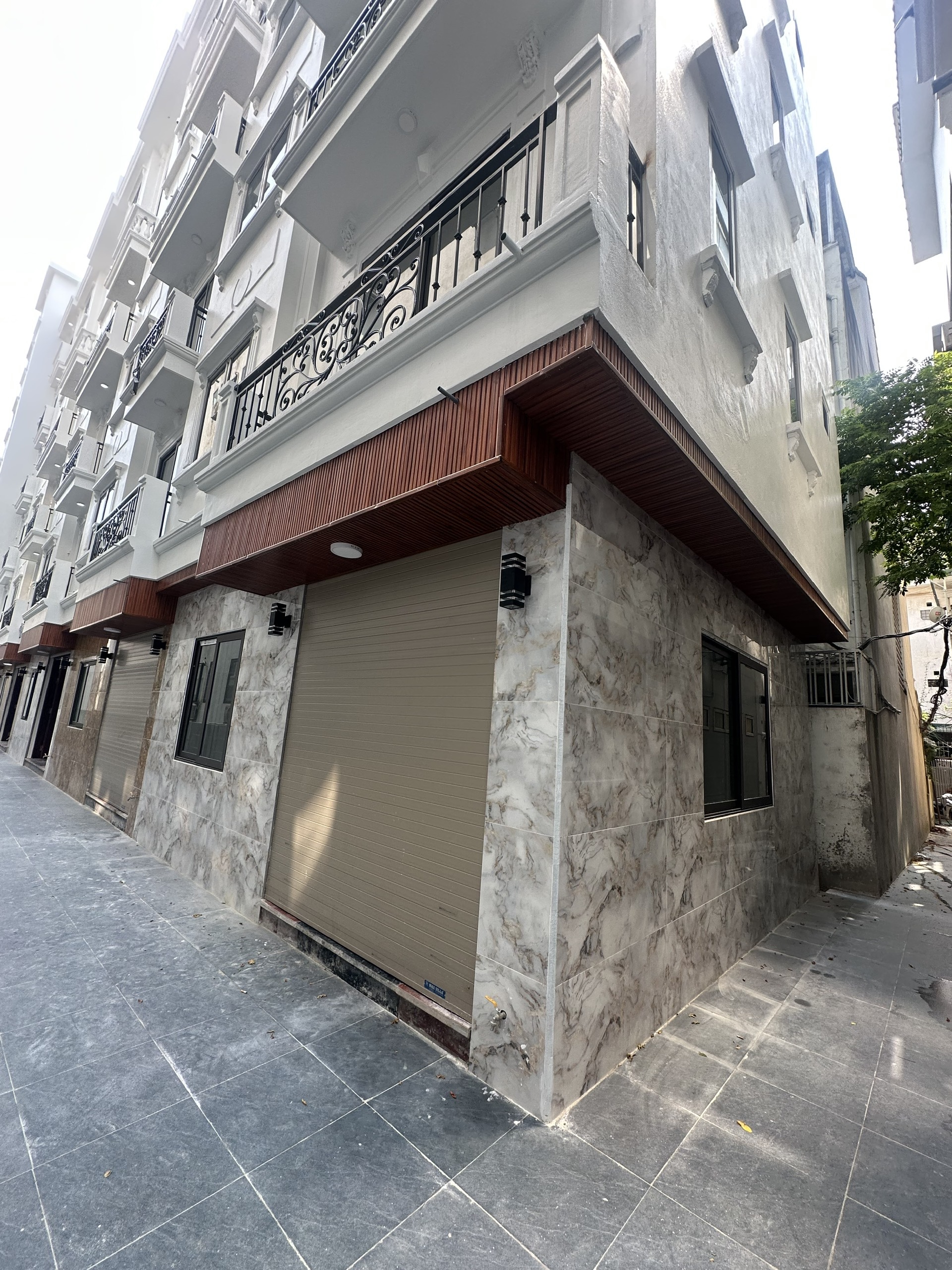 DUY NHẤT PHÂN LÔ THANG MÁY – VIEW HỒ TÂY- SANG TRỌNG – ĐI BỘ ĐẾN HỒ_7 TẦNG – 42.3M2 – 15.5 TỶ