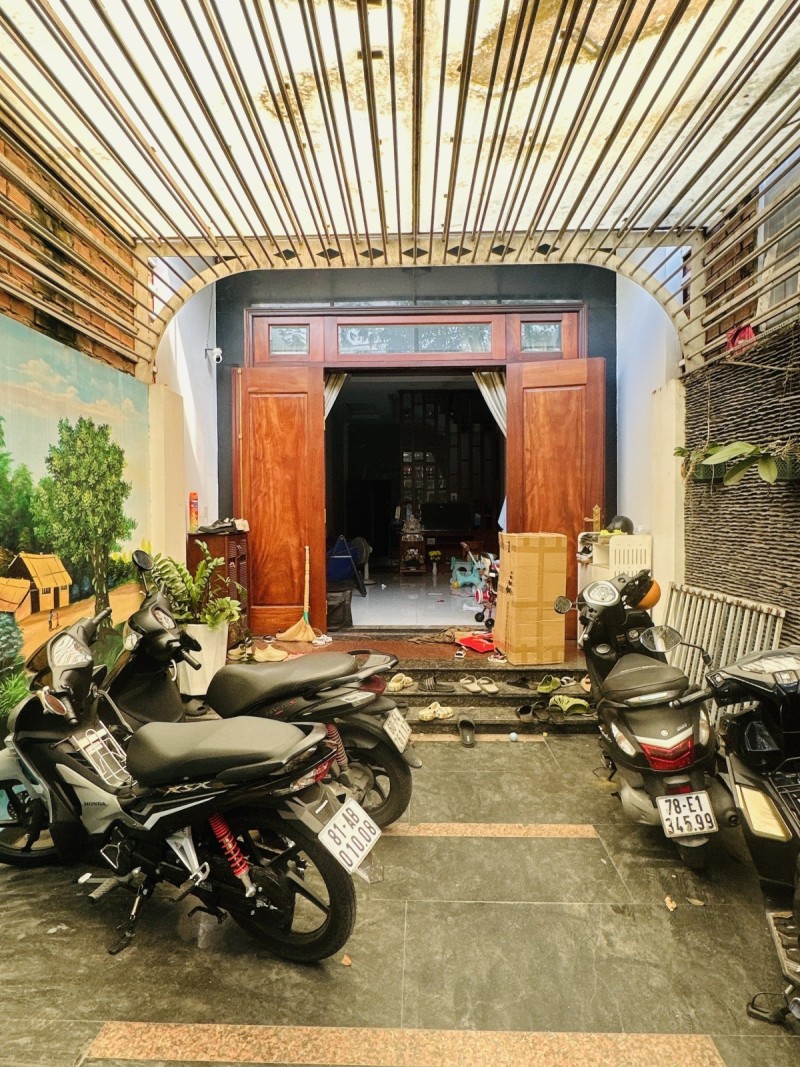 Bán nhà mặt phố 4 tầng, đường số 27, Hiệp Bình Chánh, Thủ Đức, 4x26m, 104m2, 4 PN. Giá 12.6 tỷ.