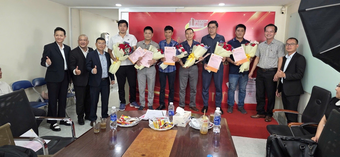Sài Gòn Land bàn giao “sổ đỏ” cho khách hàng “tín hiệu vui” dành cho thị trường bất động sản TP. Hồ Chí Minh mở rộng