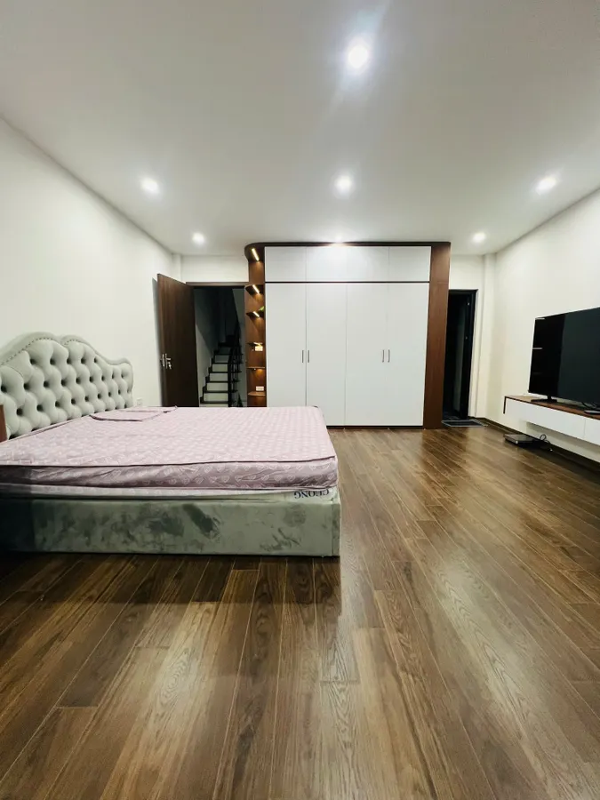 Bán Nhà Đội Cấn 39m2 7 tầng. mặt tiền 4.8m. giá 12 Tỷ Ba Đình Hà Nội .