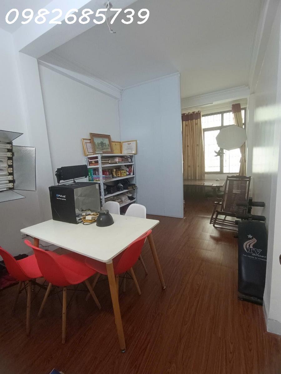 Chính chủ bán nhà lô góc 42m 5 tầng 8.x tỷ ngõ 595 Nguyễn Trãi Thanh Xuân