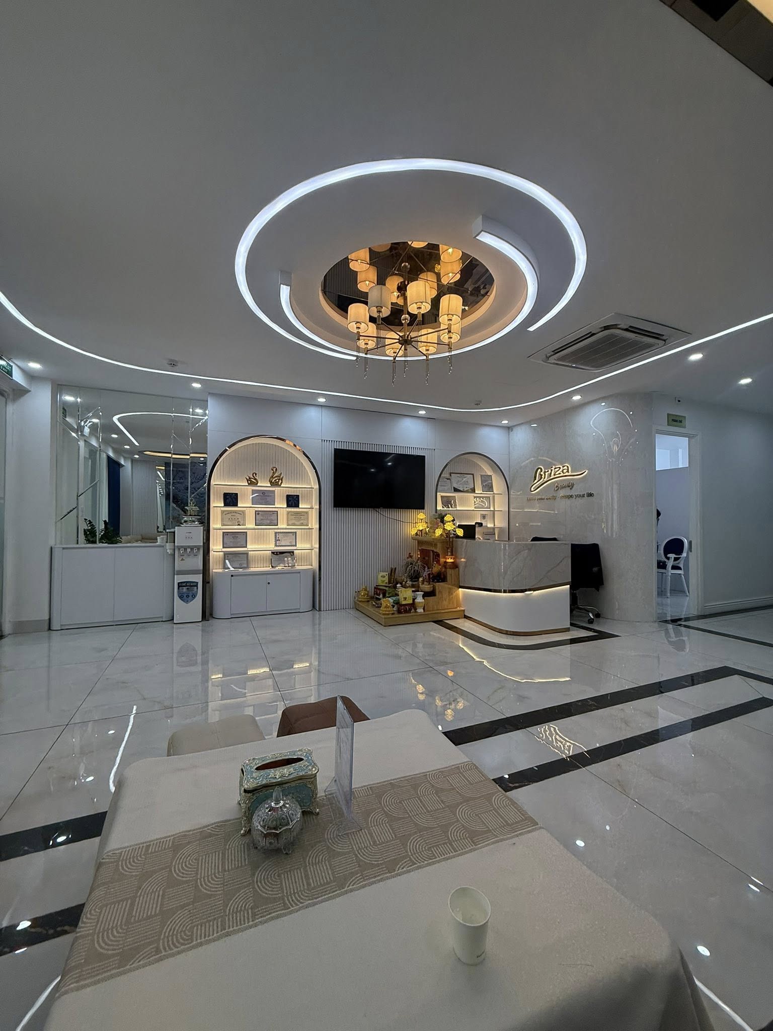 VIEW DÒNG SÔNG XANH – TRUNG TÂM CẦU GIẤY -TÒA VP 8 NỔI 1 HẦM – VỈA HÈ 7M.