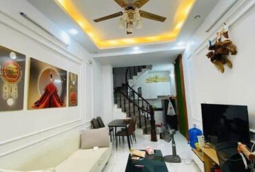 Cô Hoà sống một mình trong căn nhà Tân Mai rộng quá, giờ muốn bán để chuyển về ở cùng con gái. 
DT 36m² x  5 tầng, ba gác vào tận cửa, gần ô tô đỗ, trước nhà rộng thoáng.
Giá chỉ  6.5 tỷ (có thương lượng).