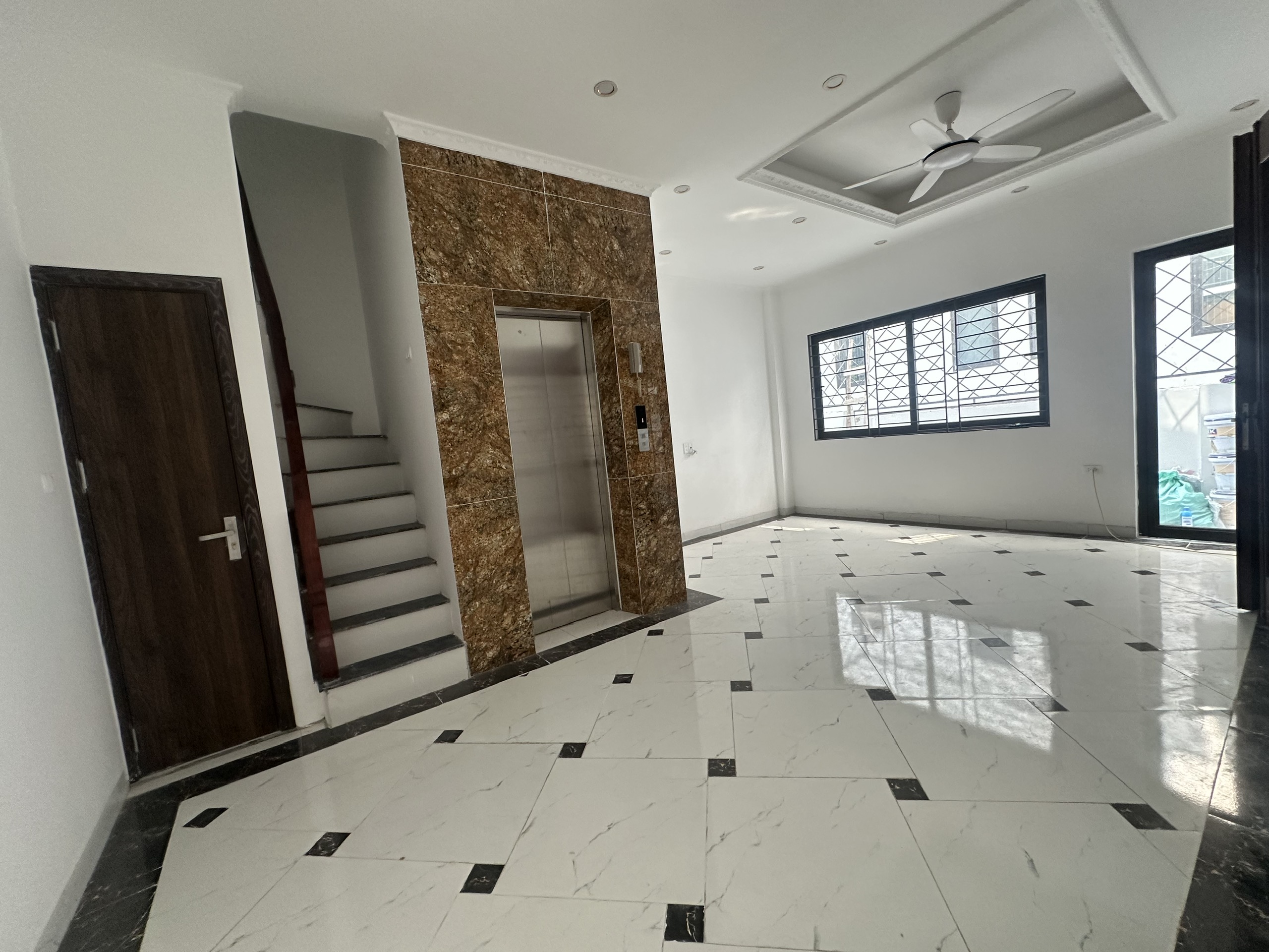 DUY NHẤT PHÂN LÔ THANG MÁY – VIEW HỒ TÂY- SANG TRỌNG – ĐI BỘ ĐẾN HỒ_7 TẦNG – 42.3M2 – 15.5 TỶ