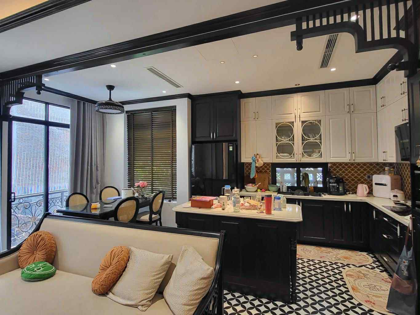 nhà đẹp Hồng Tiến, 65m x 5 tầng, mặt tiền 7.4m, gara ôtô, phong cách indochina