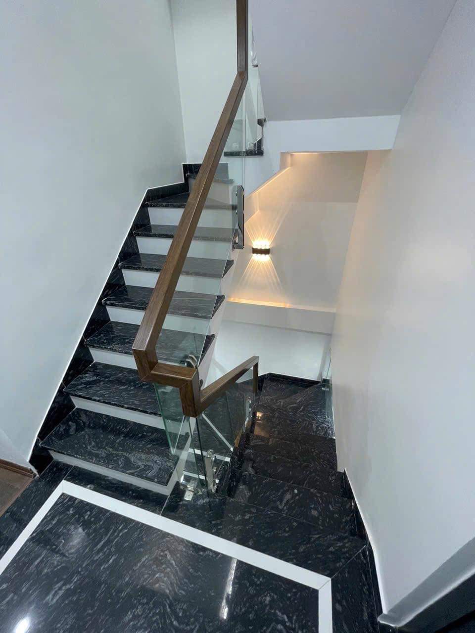 Nhà tôi cho thuê nhà hai cửa đi, mới, 99m2_ 4T; vỉa hè, Duy Tân-30 Tr