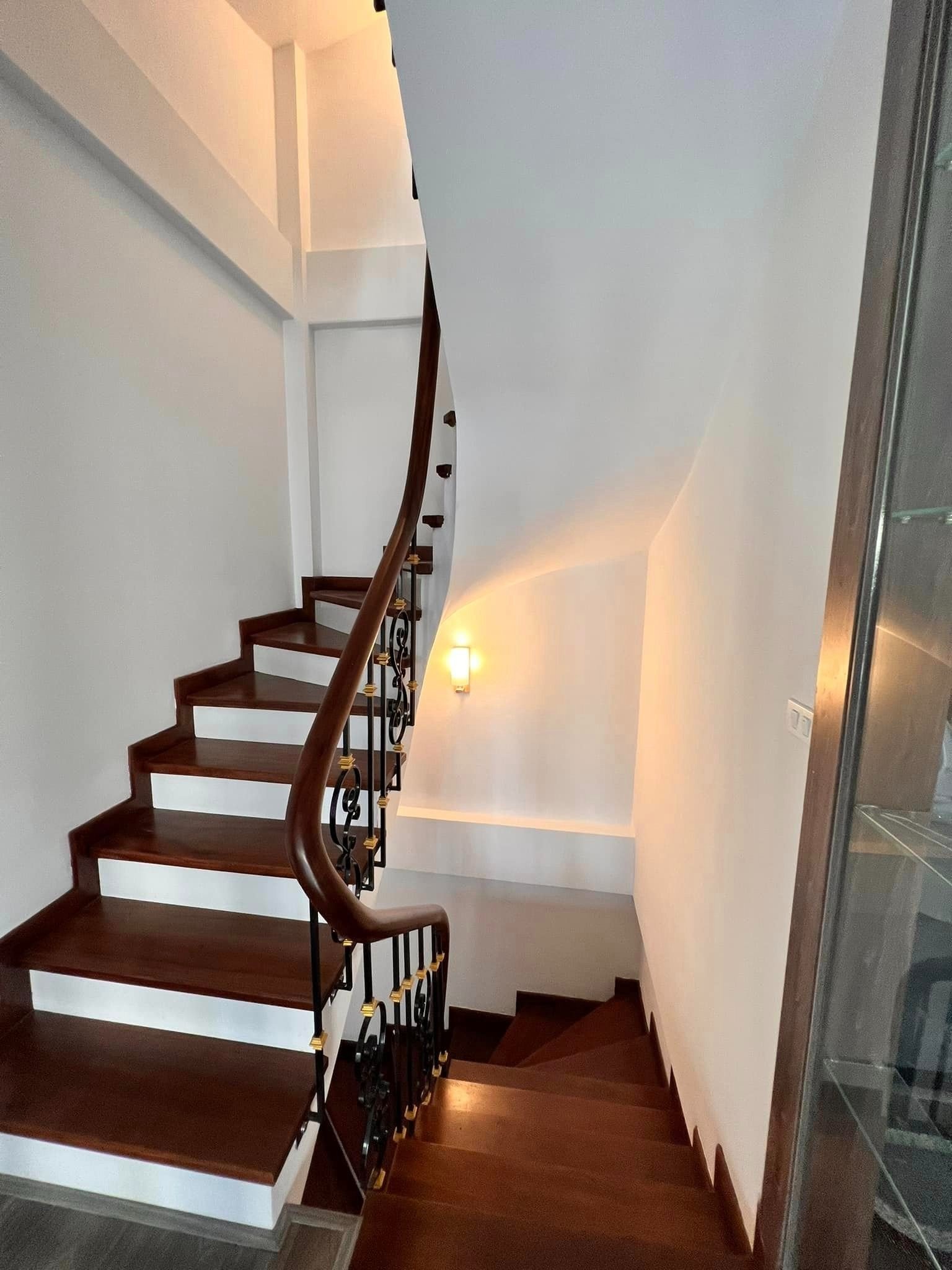 Mình cho thuê Nhà đẹp, Mai Hắc Đế, thang máy; vỉa hè 115m2* 5T- 45 Tr