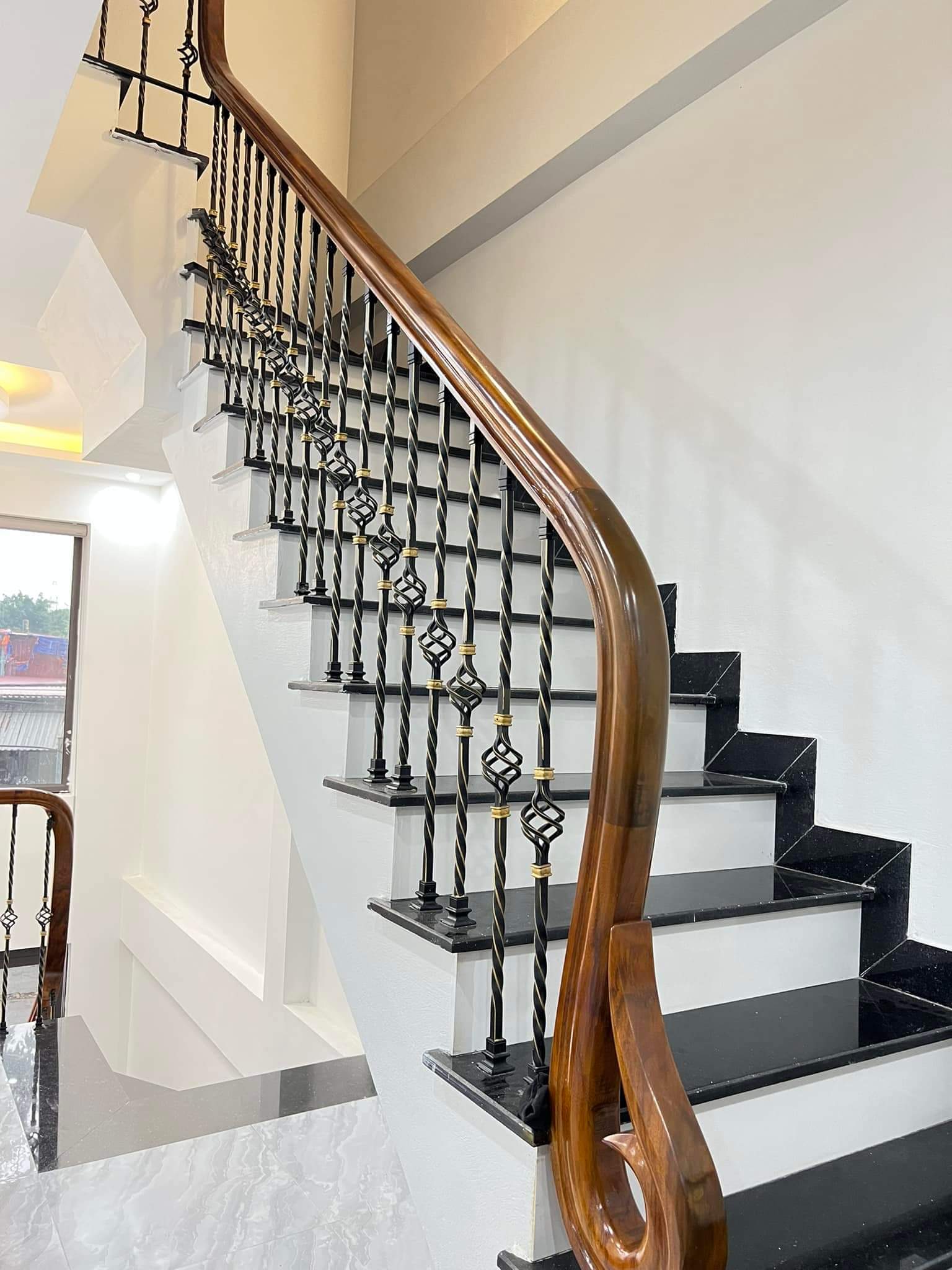 Tôi cho thuê nhà mới, căn góc, 96m2_ 5T; vỉa hè, Hoàng Quốc Việt-30 Tr