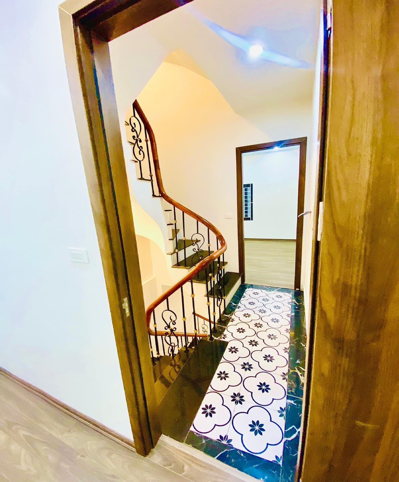 Cho thuê nhà mới, hai cửa đi, Đội Cấn, thang máy; vỉa hè 97m2* 5T- 32 Tr