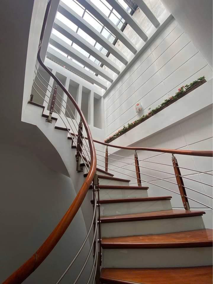 Tôi cho thuê nhà hai cửa đi, mới, Trúc Bạch; vỉa hè 102m2* 4T- 29 Tr