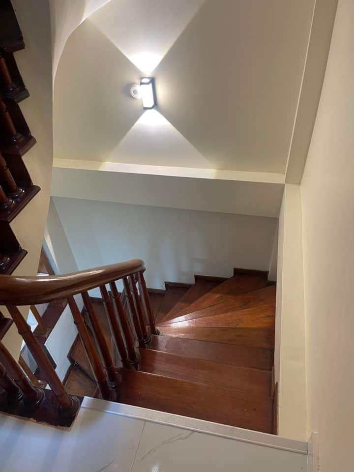 Cho thuê nhà mới , thang máy,vỉa hè, 121m2- 4T, Hoàng Quốc Việt_43 Tr