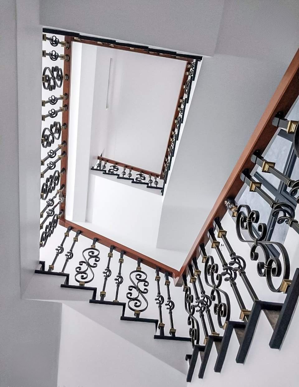 Nhà mình cho thuê nhà lô góc, mới, Mai Hắc Đế; vỉa hè 115m2* 5T- 46 Tr