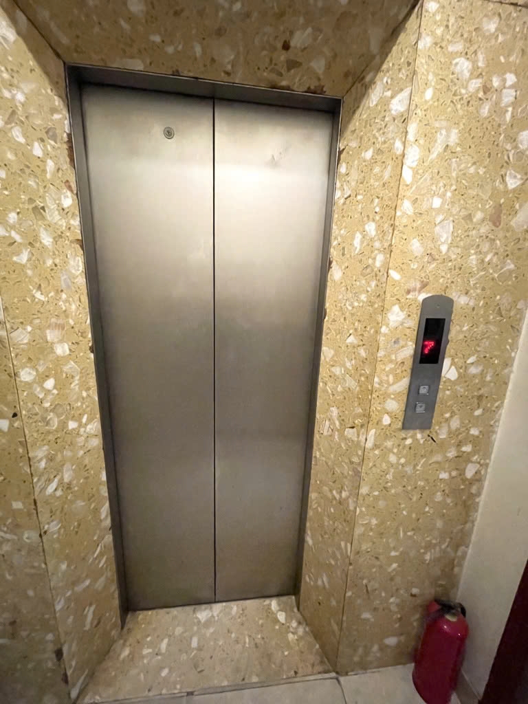 Cho thuê nhà hai cửa đi, Đào Tấn, thang máy; vỉa hè 120m2* 4T- 48 Tr