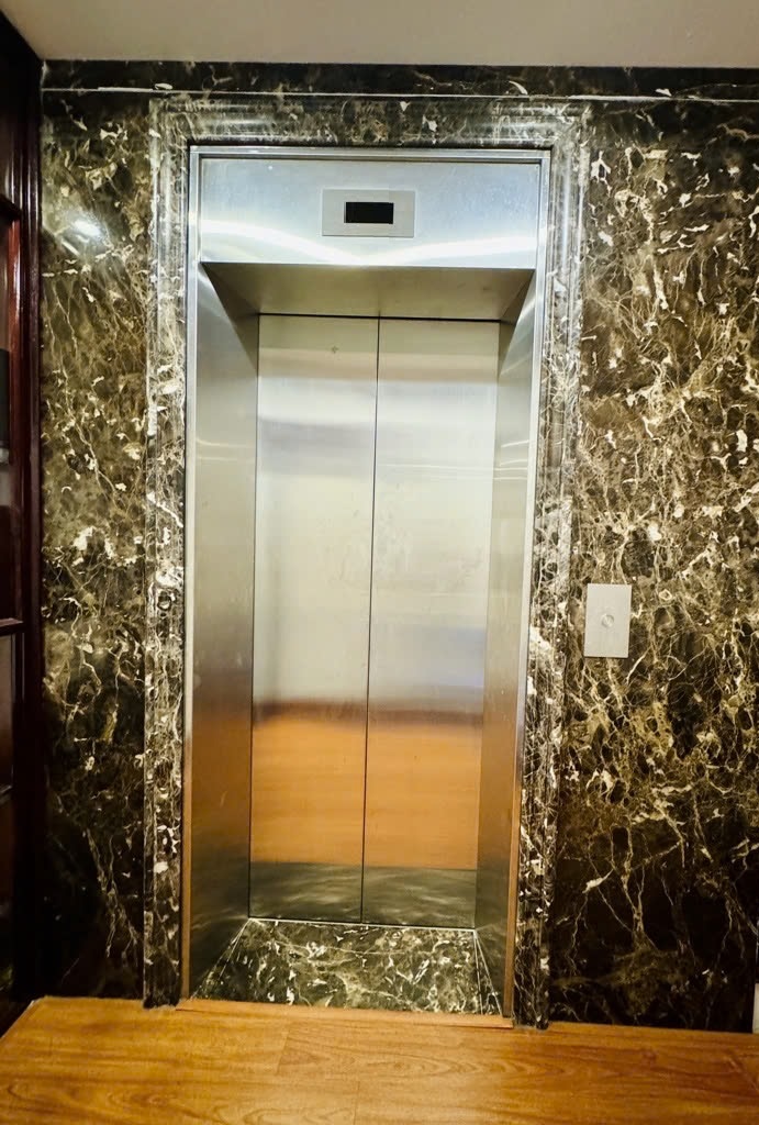 Cho thuê nhà mới, lô góc, Giảng Võ, thang máy, 121m2x 4T vỉa hè 50 Tr