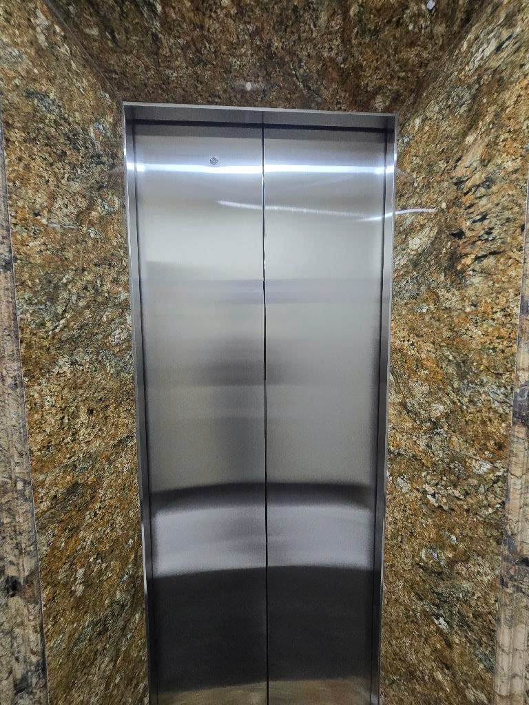 Tôi cho thuê nhà hai cửa đi, mới, Hoàng Cầu, 100m2x 4T vỉa hè 30 Tr