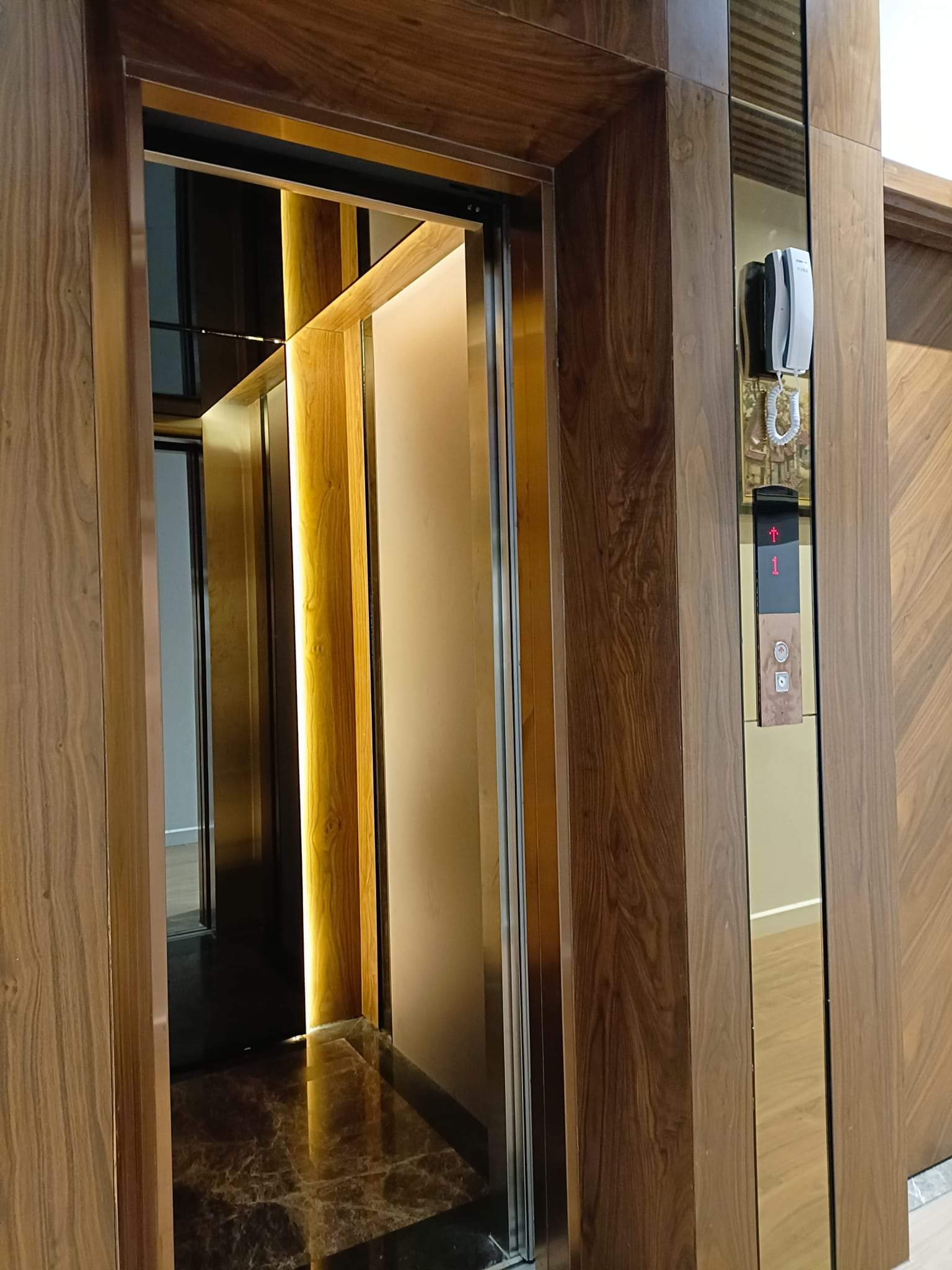 Tôi cần cho thuê nhà mới, hai đường đi, Thái Hà; vỉa hè 96m2* 5T- 30 Tr