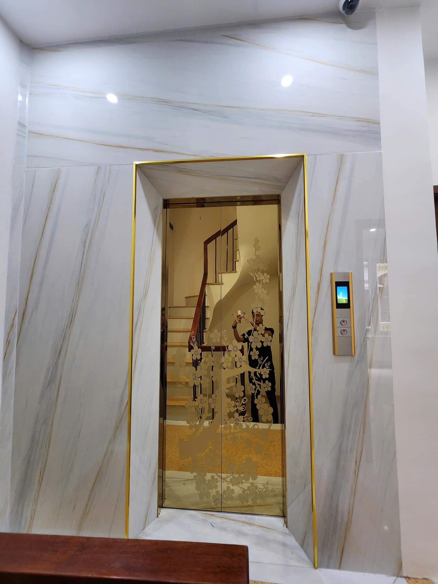 Cho thuê nhà mới, lô góc, thang máy, 117m2_ 4T; vỉa hè, Giảng Võ-43 Tr