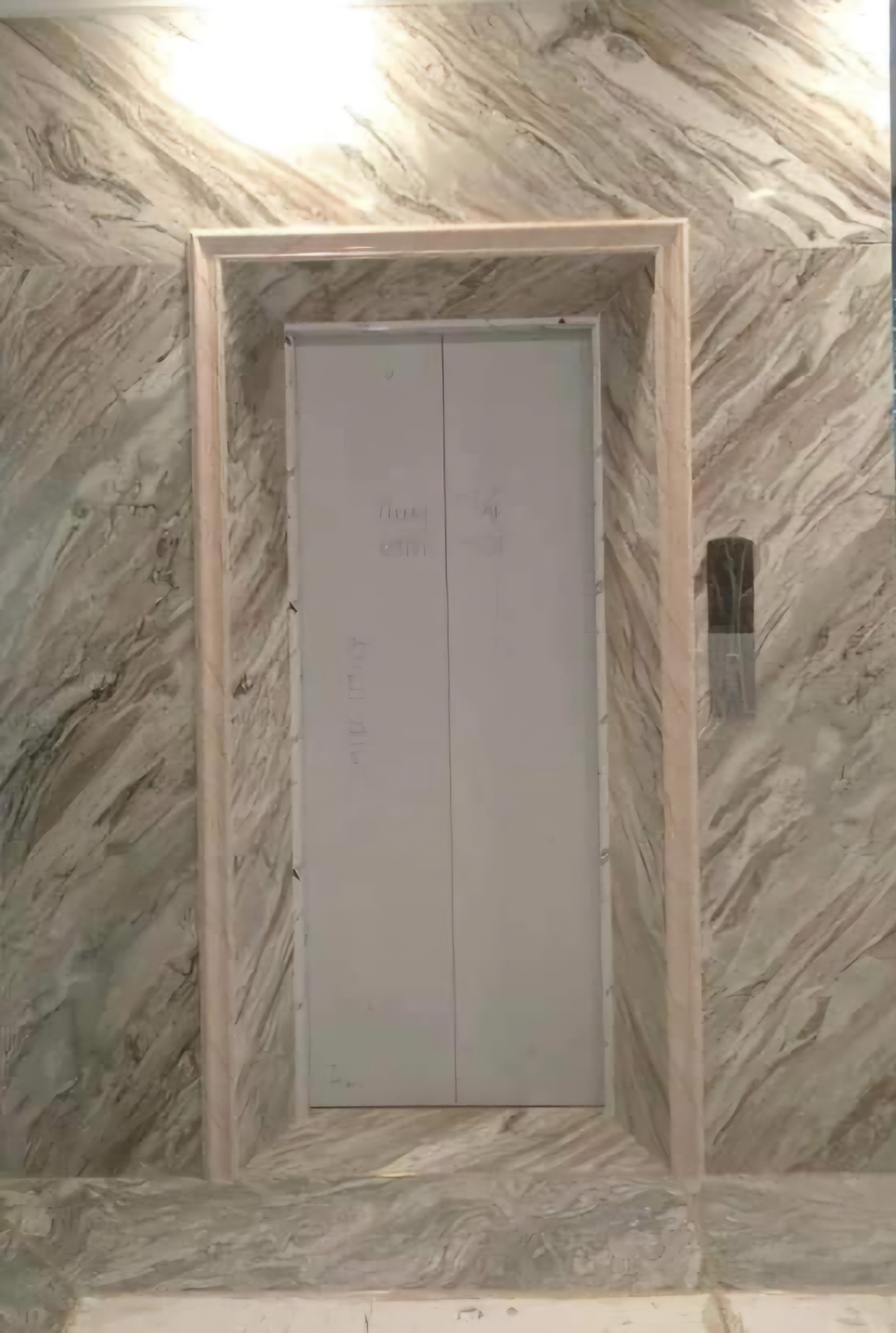 Nhà tôi cho thuê nhà hai cửa đi, mới, 97m2_ 4T; vỉa hè, Duy Tân-31 Tr