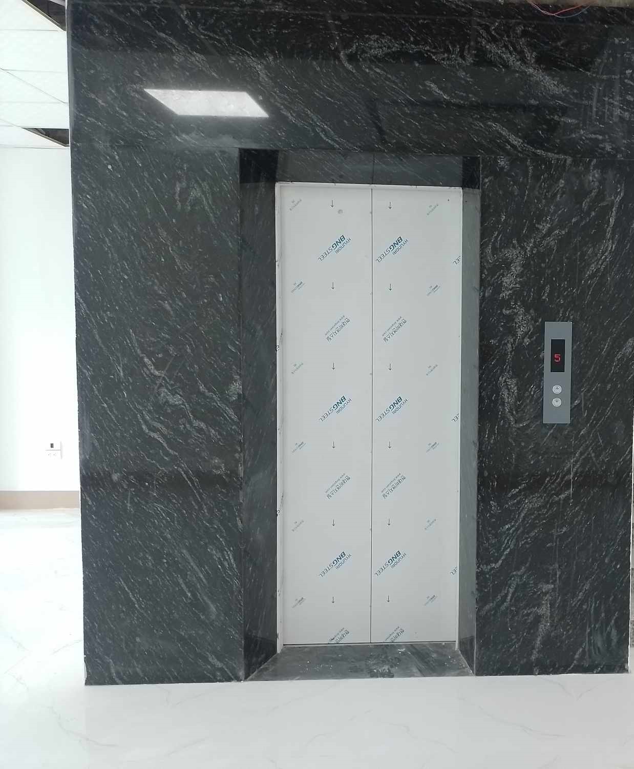 Cho thuê Nhà mới , thang máy,vỉa hè, 123m2- 4T, Hoàng Quốc Việt_47 Tr