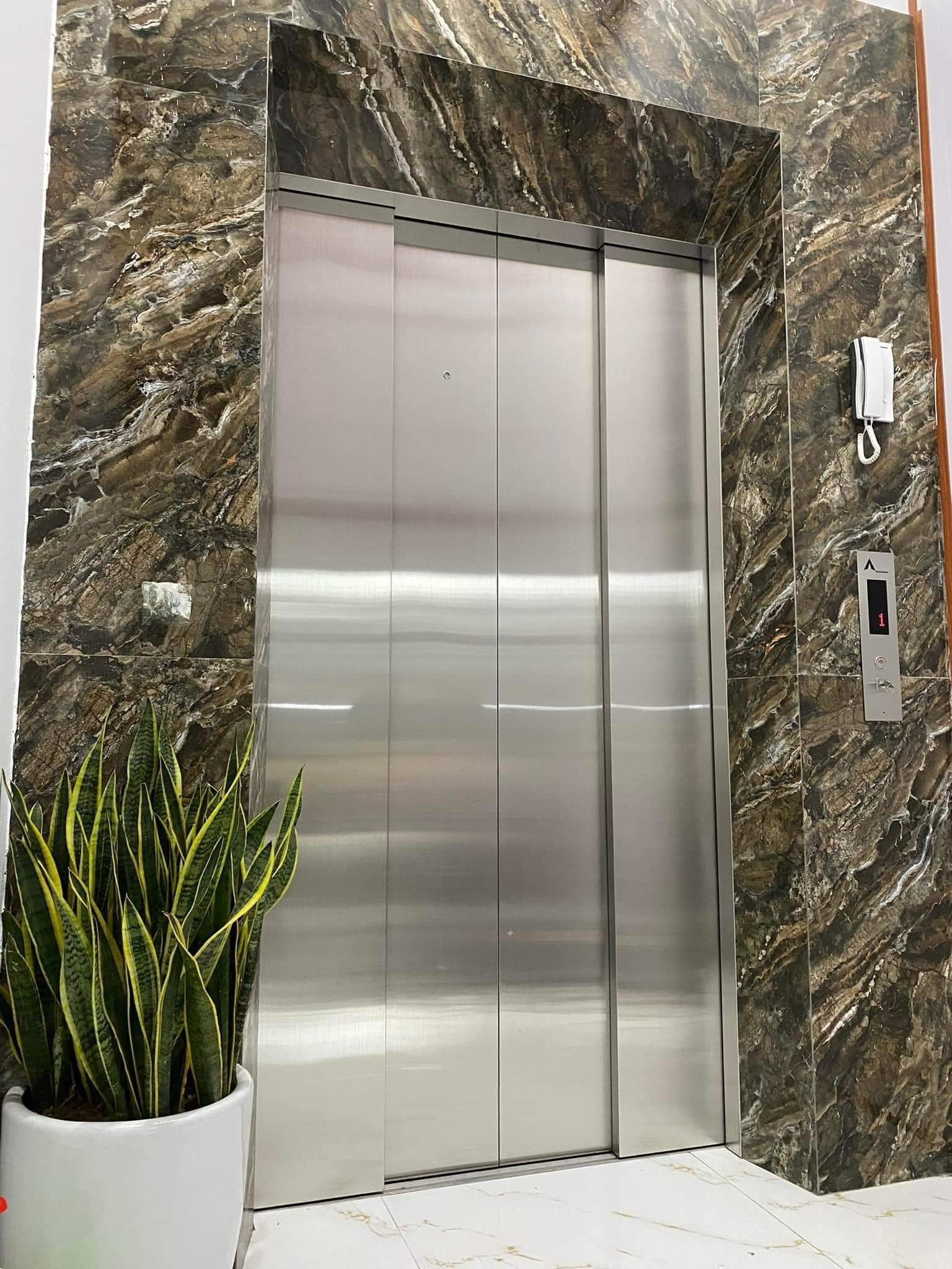 Nhà mình Cho thuê nhà mới, căn góc, Mai Hắc Đế; vỉa hè 96m2* 5T- 30 Tr