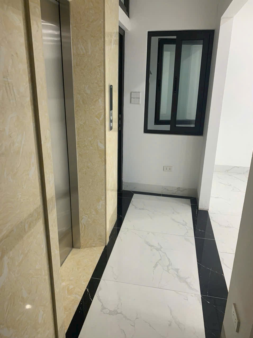 Cho thuê nhà mới , thang máy,vỉa hè, 121m2- 4T, Hoàng Quốc Việt_43 Tr