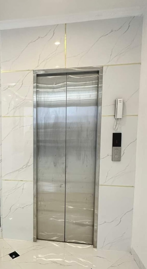 Nhà mình cho thuê Nhà KD, VP, Nhà Hàng, Đội Cấn; vỉa hè 99m2* 4T- 31 Tr