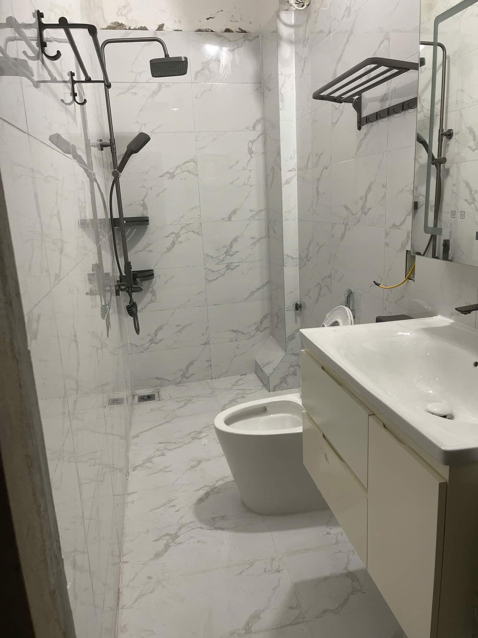 Cho thuê nhà mới, hai mặt tiền, 97m2_ 4T; vỉa hè, Trần Nhân Tông-30 Tr